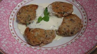 Мятные сырники с маслинами и сметанным соусом