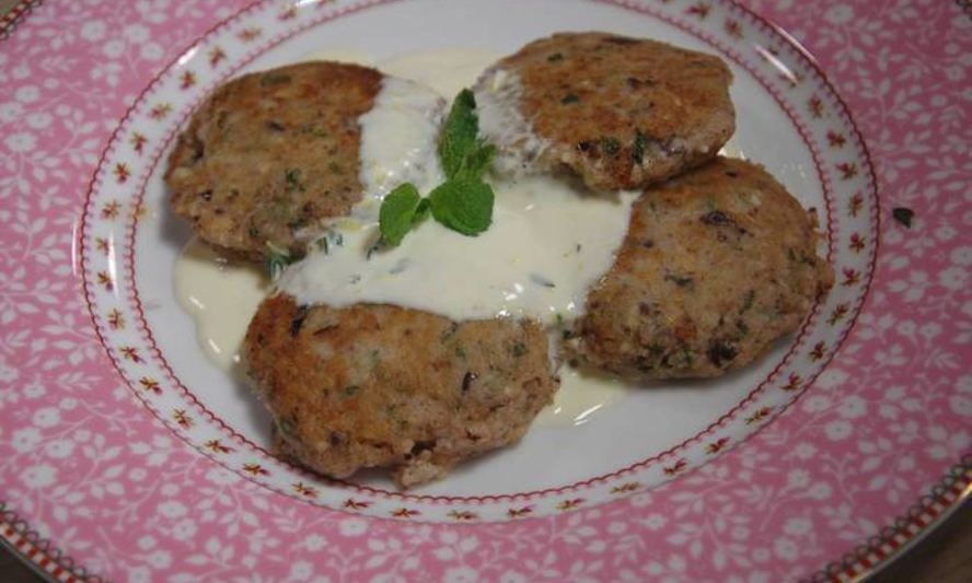 Рецепт мятных сырников с маслинами и сметанным соусом