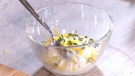 мятные сырники с маслинами и сметанным соусом