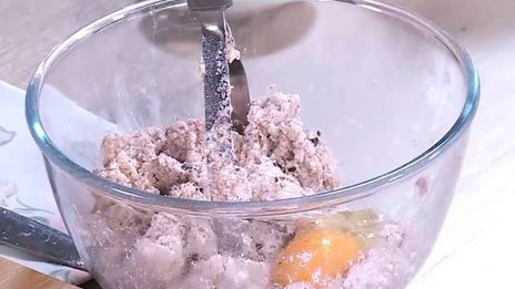 мятные сырники с маслинами и сметанным соусом