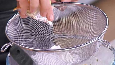 мятные сырники с маслинами и сметанным соусом