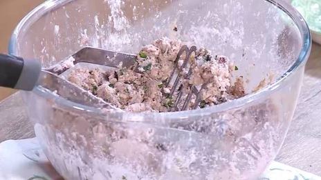 мятные сырники с маслинами и сметанным соусом