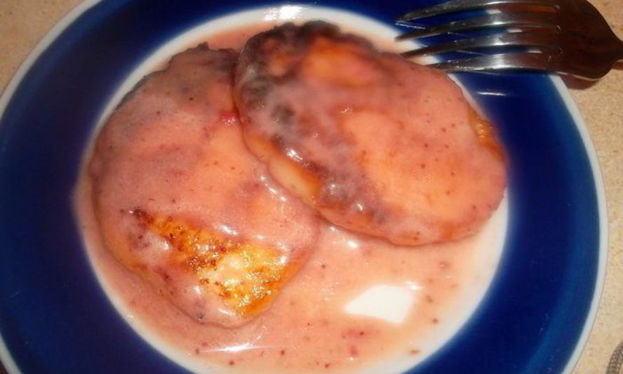 Рецепт нежнейших сырников с соусом клубника со сливками