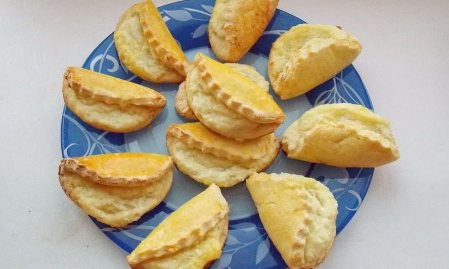 Рецепт сочней с творогом из песочного теста