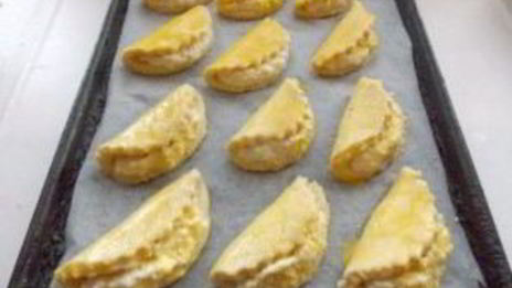 сочни с творогом из песочного теста