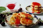 Сырники с изюмом и соусом из вишни