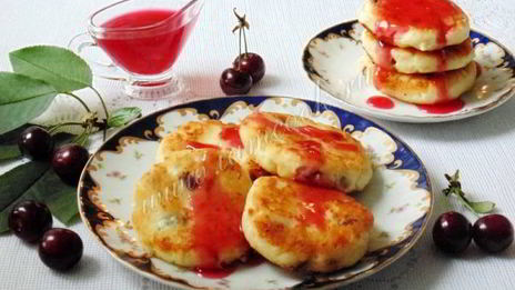 сырники с изюмом и соусом из вишни