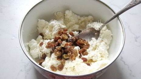 сырники с изюмом и соусом из вишни