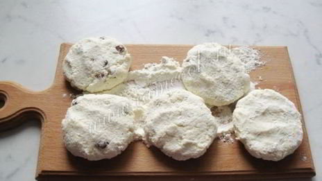 сырники с изюмом и соусом из вишни