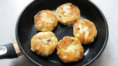 сырники с изюмом и соусом из вишни