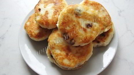 сырники с изюмом и соусом из вишни