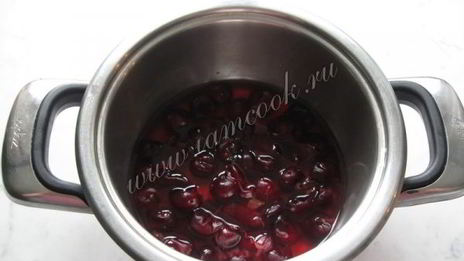 сырники с изюмом и соусом из вишни