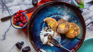 Сырники с кукурузной мукой, орехами и финиками