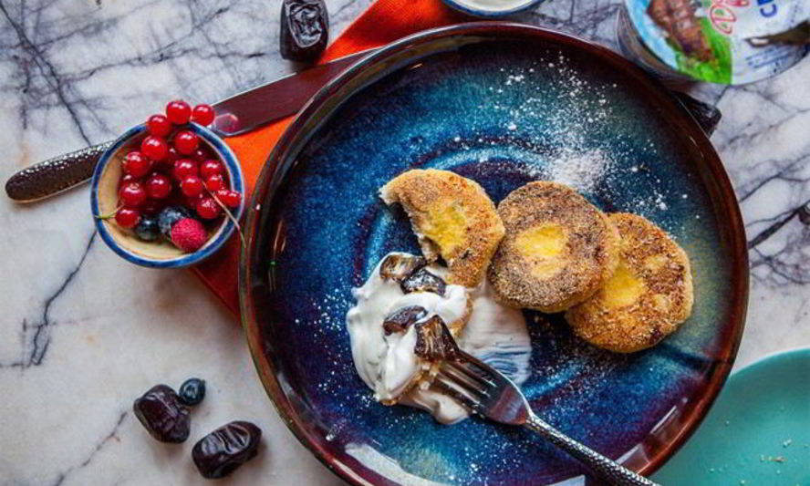 Рецепт сырников с кукурузной мукой, орехами и финиками