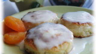 Сырники с курагой и сметанным кремом