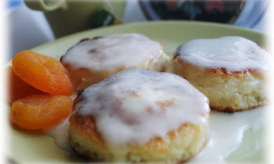 Рецепт сырников с курагой и сметанным кремом