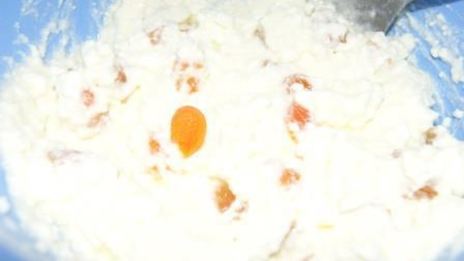 сырники с курагой и сметанным кремом