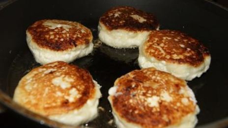 сырники с курагой и сметанным кремом