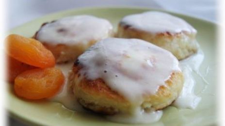 сырники с курагой и сметанным кремом