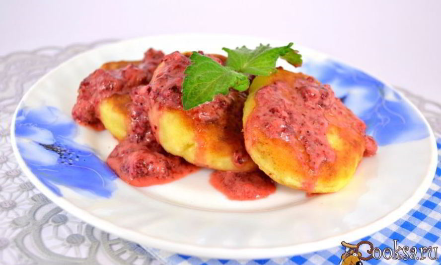 Рецепт сырников с овсяными хопьями и клубнично-сметанным соусом