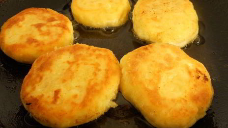 сырники с овсяными хопьями и клубнично-сметанным соусом