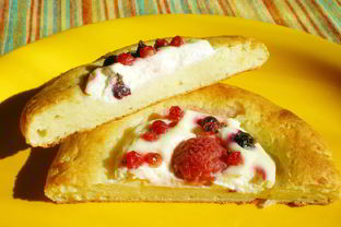 Сырники с творожной начинкой и ягодами