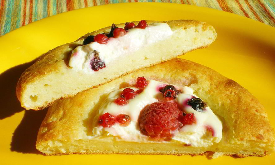 Рецепт сырников с творожной начинкой и ягодами