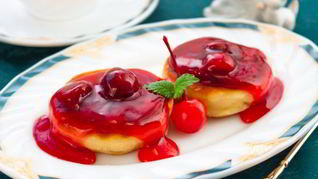 Сырники с вишневым соусом