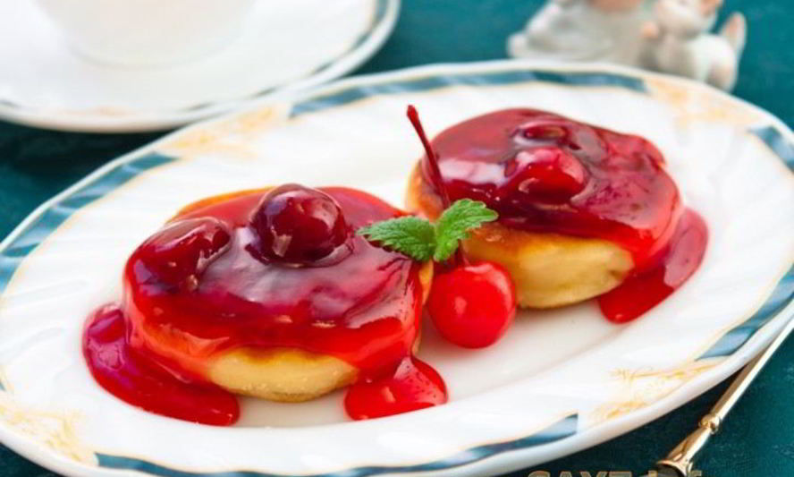 Рецепт сырников с вишневым соусом