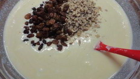 творожник с орехами и изюмом