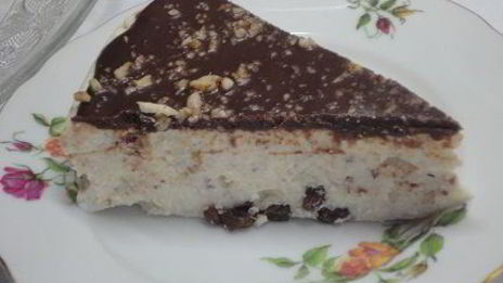 творожник с орехами и изюмом