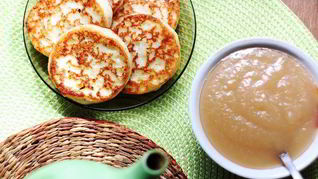 Ванильные сырники с яблочным соусом