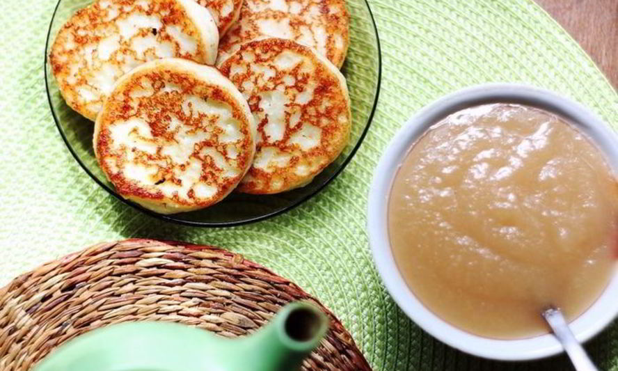 Рецепт ванильных сырников с яблочным соусом