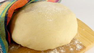 Быстрое дрожжевое тесто для пиццы и лепешек