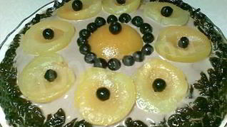 Белковый торт с персиками и вишней