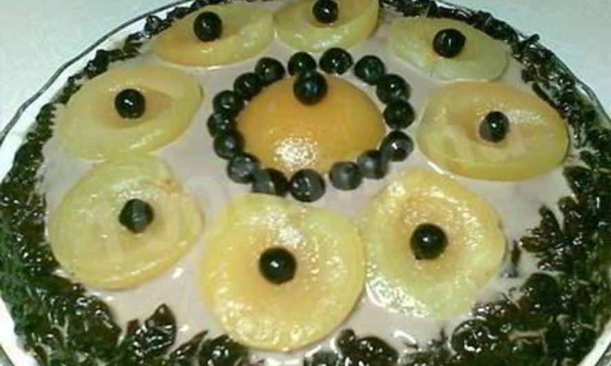 Рецепт белкового торта с персиками и вишней