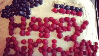 Бисквитный торт с фруктами и сметанным кремом