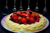 Блинный торт с заварным кремом и ягодами