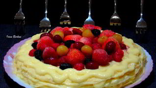 Блинный торт с заварным кремом и ягодами