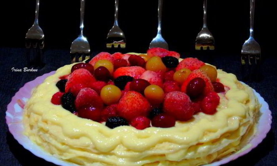 Рецепт блинного торта с заварным кремом и ягодами