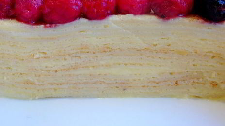 блинный торт с заварным кремом и ягодами