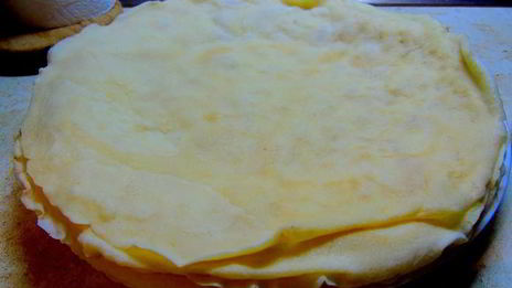 блинный торт с заварным кремом и ягодами