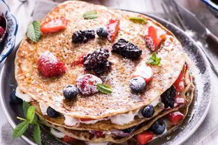 Блинный торт со свежими ягодами