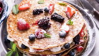 Блинный торт со свежими ягодами