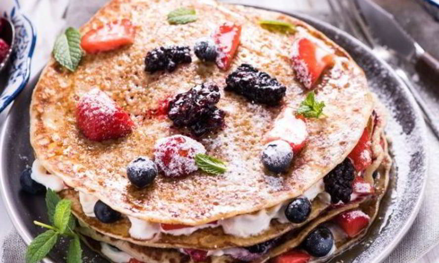 Рецепт блинного торта со свежими ягодами