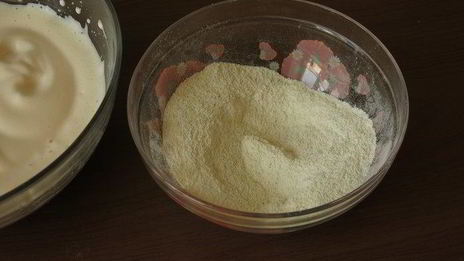 малиновый торт с хрустящей миндальной прослойкой