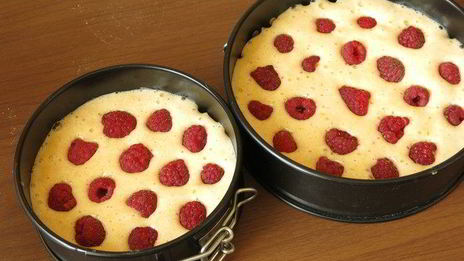 малиновый торт с хрустящей миндальной прослойкой