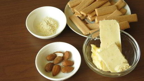 малиновый торт с хрустящей миндальной прослойкой