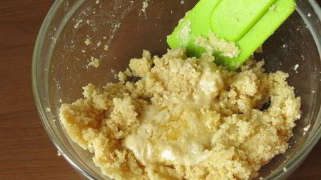 малиновый торт с хрустящей миндальной прослойкой