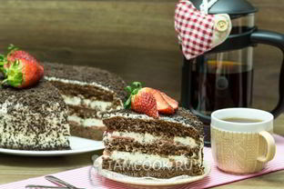 Шоколадный торт с клубникой